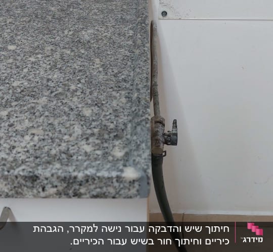 שיש אפור עם כתמים בהירים על ארון מטבח